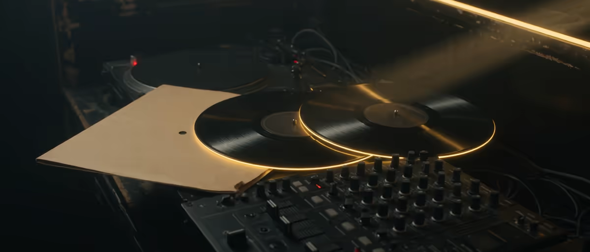 Etiquetas Human-Made y AI-Assisted en Traxsource: reglas de la tienda DJ 2026
